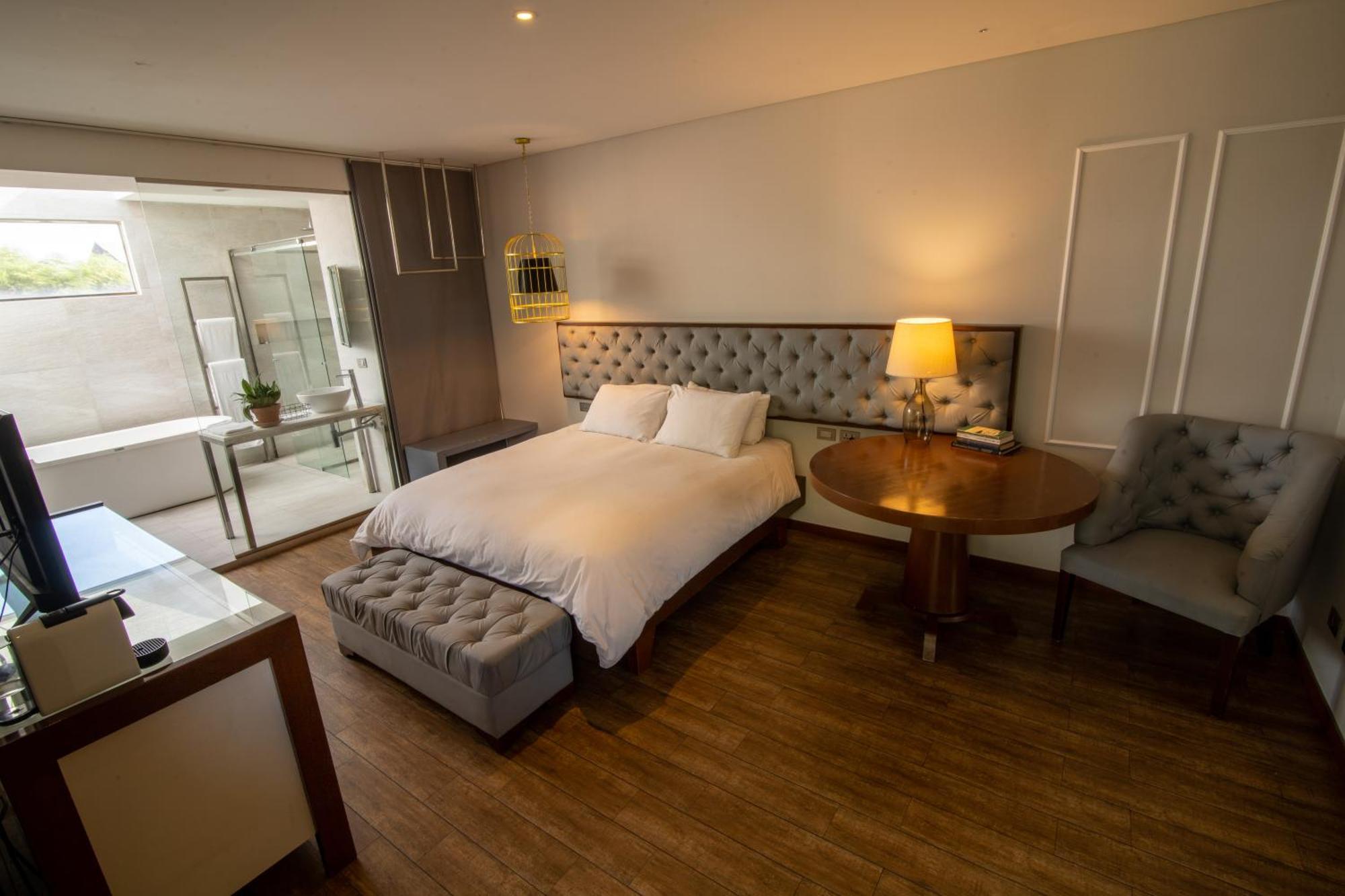 Cosmopolitano Hotel Boutique Santa Cruz de La Sierra Exterior photo A bedroom at the hotel