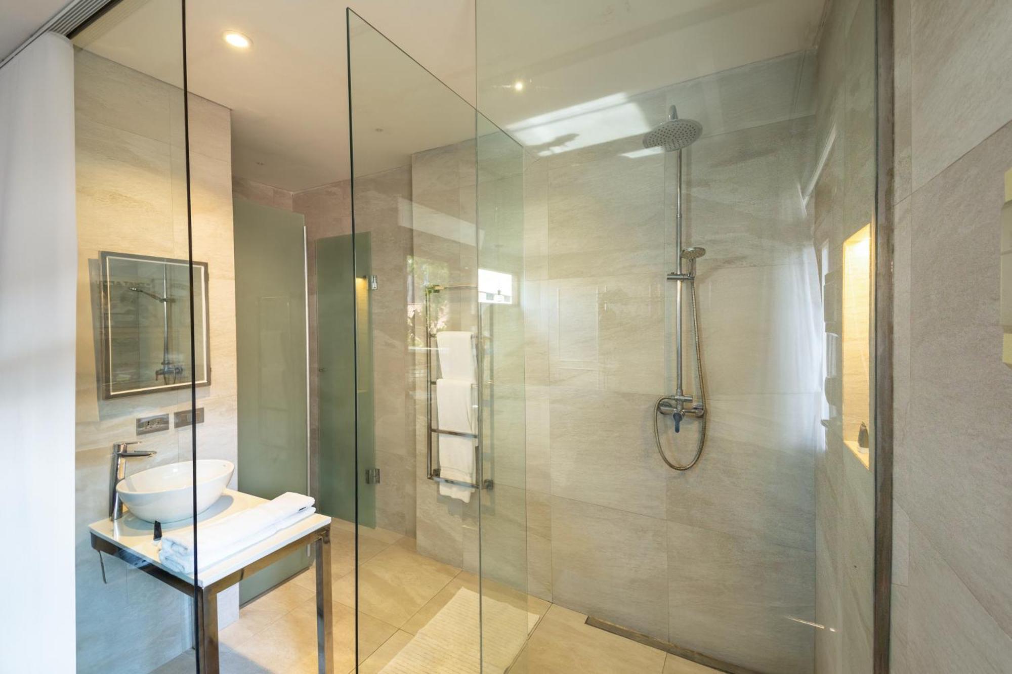 Cosmopolitano Hotel Boutique Santa Cruz de La Sierra Exterior photo A shower enclosure